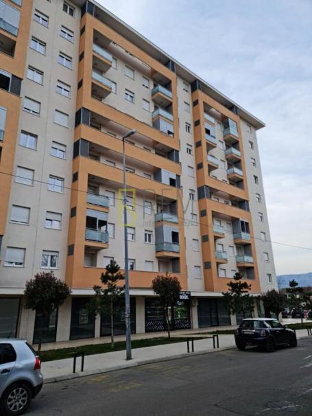 Izdavanje- nenamjesten jednosoban stan, City kej