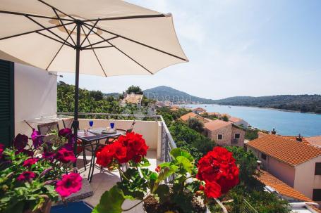OTOK KAPRIJE – Višestambena kuća s velikom okućnicom i pogledom na more