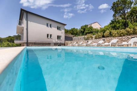 Novi Vinodolski, uređena vila sa bazenom 50 m od mora