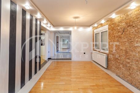 Dva spojena trosobna stana, na  drugom  spratu, lift, 155 m2, Palilula