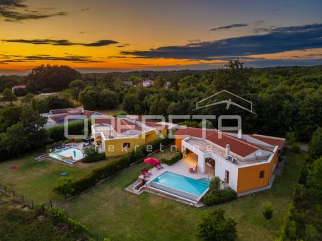 Istra, Svetvinčenat, dvije vile u kompletu, bazen, sauna, namješteno