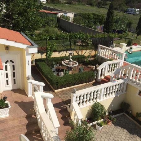 OBITELJSKI APARTMAN SA BAZENOM 