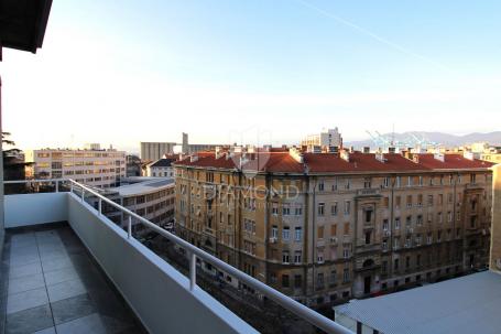 RIJEKA, ŠIRI CENTAR-Stan sa garažom i parkingom, 3sb+db