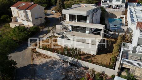 ZADAR - Luksuzna vila s bazenom i pogledom na more u Diklu