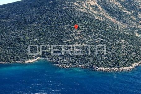 Zemljište 2.126 m2 uz put, s ruševinom stare kućice, Baćina