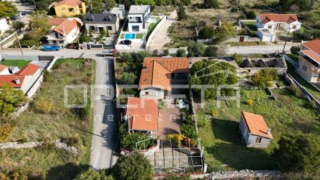 Zadar, Crno - Kamena kuća s konobom i velikom okućnicom