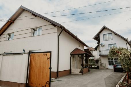 Dve kuće na placu od 7, 25 ari u Lazarevcu
