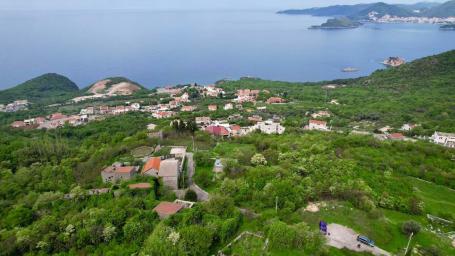Urbanizovan plac 1.640 m² sa panoramskim pogledom na more – Tudorovići, Blizikuće (Budva)