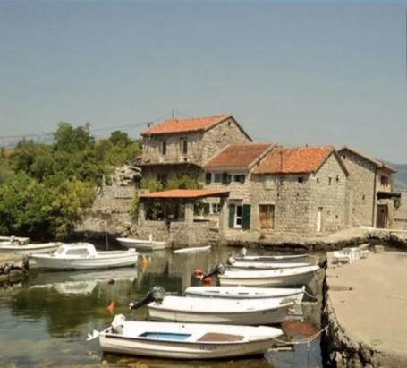  Kamena kuca pored  mora
