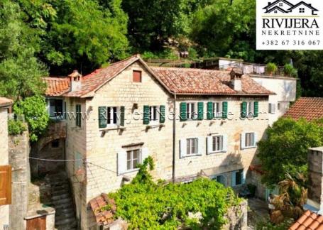 Na prodaju renoviran dupleks stan sa privatnim dvorištem Stari grad Kotor
