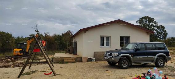 Kuća Prodaja velikog građevinskog zemljišta sa kućom i građevinskom dozvolom  za izgradnju dodatne v