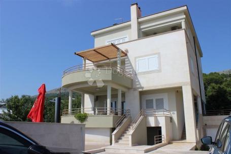 PODSTRANA, IMPRESIVNA KUĆA S 4 ETAŽE, BAZENOM I DODATNIM ZEMLJIŠTEM, 250m od mora
