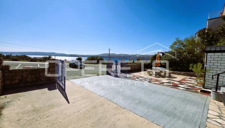 Kuća s pomoćnim objektom, pogled, garaža, vrt, 330 m2, Karlobag
