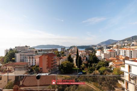 Trosoban penthouse sa velikom krovnom terasom, garažom i pogledom na more, Budva