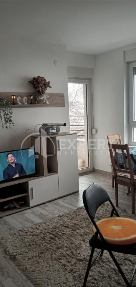 Izdaje se stan u centru grada na keju!