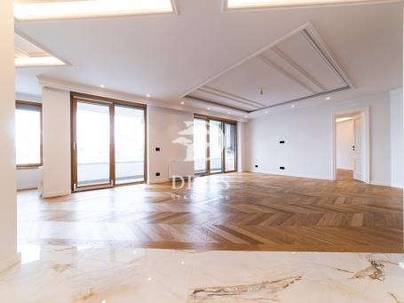 Lux 3. 0 stan sa terasom i pogledom na Hram, 198m2