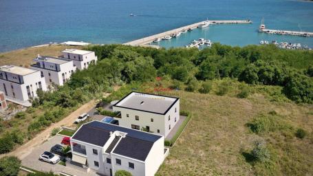 Privlaka, dvojna kuća s bazenom, 160m do mora/marine