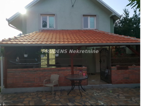Surčin, tri spratne kuće u nizu