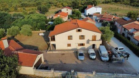 Haus Haus 420m2 mit drei Wohnungen zu verkaufen, Umag