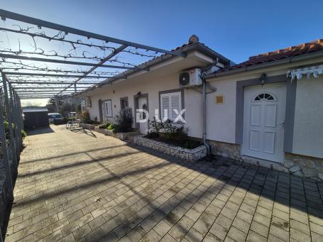 ŠIBENIK, PIROVAC – Kuća s 3 stana i dvorištem, 300 m od mora