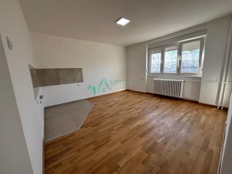 Na prodaju potpuno renoviran, svetao dvoiposoban stan – Sajam 