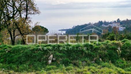 Vrhunska lokacija u Ičićima – zemljište s pogledom na more i građevinskom dozvol
