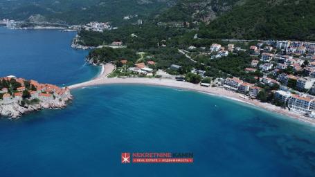 Dvosoban stan 62 m² – Sveti Stefan, prva linija do mora