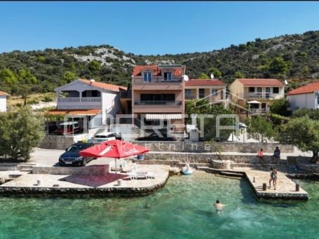 Prvi red do mora, kuća s 4 apartmana, Zatoglav
