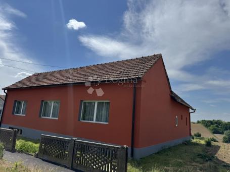Obiteljska kuća s dvorištem i opcijom proširenja