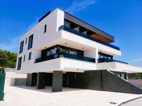 PENTHOUSE SA POGLEDOM NA MORE
