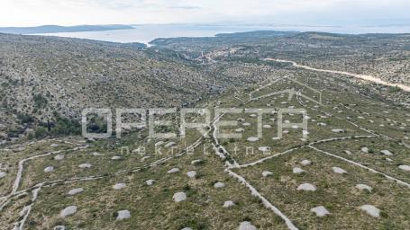 Prostrano poljoprivredno zemljište od 25,928 m2 na otoku Braču