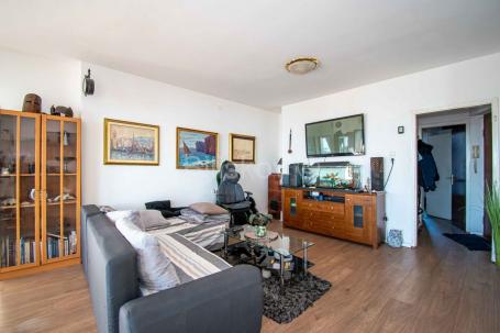 Split, prodaja stan 145 m2, podijeljen u 2, 1min od Rive