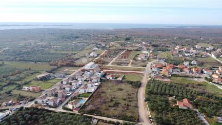 RIJETKOST NA TRŽIŠTU! ZEMLJIŠTE 8.388 m2 S KOMUNALIJAMA I POGLEDOM NA MORE-ISTRA