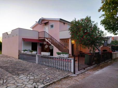 Potpuno namještena kuća s tri apartmana