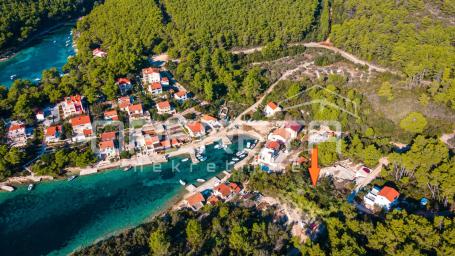 Investicijska prilika: zemljište 680 m2, u mirnoj uvali Tri Porte