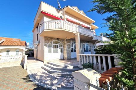 Samostojeća apartmanska kuća 30m od plaže, Srima