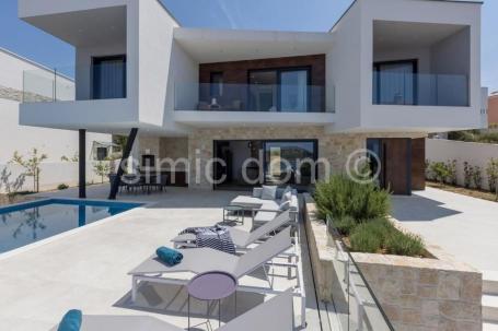 Vila s bazenom 170m od mora, Rogoznica