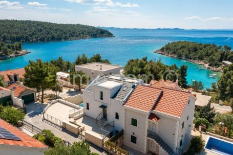 Moderna vila u mirnoj i prekrasnoj uvali, Brač