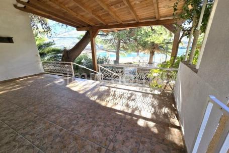 Samostojeća kuća u prvom redu, Grebaštica