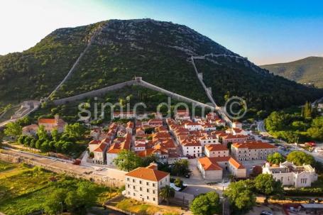Veliko zemljište unutar zidina, Ston
