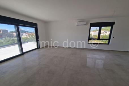 Prostrani apartman blizu plaže i centra, Tribunj