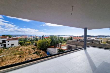 Trosobni apartman blizu plaže i centra, Tribunj