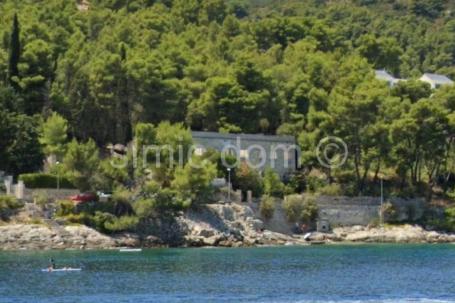Hotel za rekonstrukciju – poslovna prilika u prvom redu do mora, Šolta