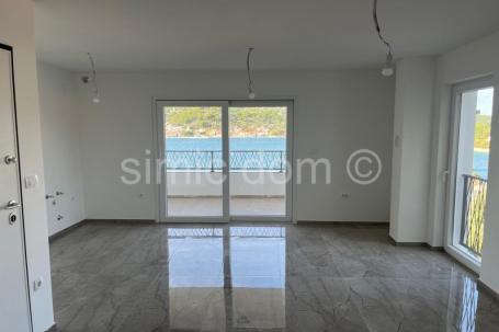 Prostrani novi apartman 50m od mora, Tisno