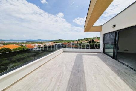 Prostrani penthouse s pogledom na more, Murter