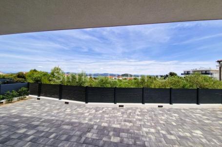 Apartman s vrtom i pogledom na more, Murter