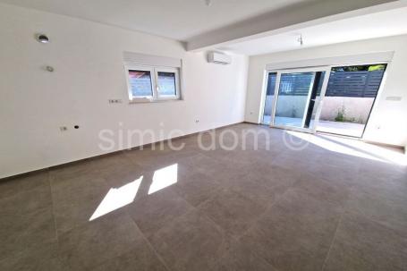 Apartman s vrtom 150m od plaže, Žaborić