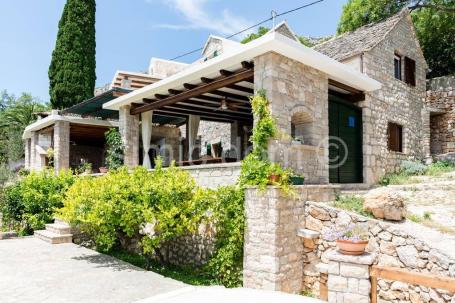 Kamena kuća i četiri apartmana, Brač