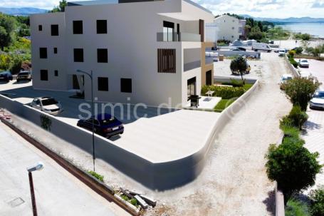 Dvosobni apartman 70 m od plaže s pogledom, Srima