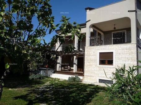 Kuća Prodaja velike i lijepe kuće u centru Umaga